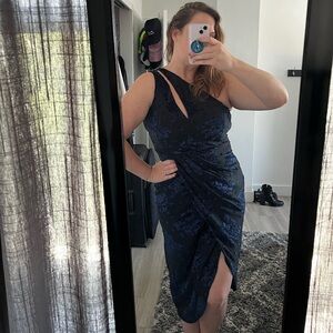 BRAND NEW NEVER WORN one-shoulder cocktail dress from Lulu’s - Women’s size L